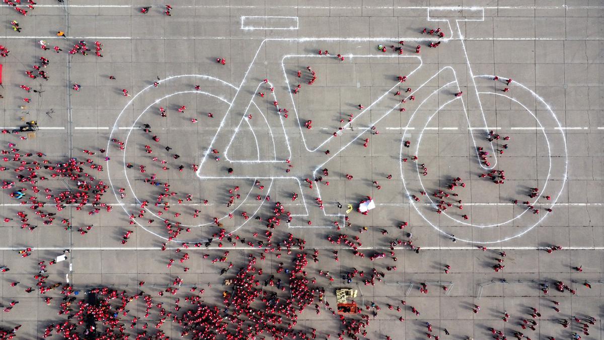 Chile forma la bicicleta humana más grande del mundo