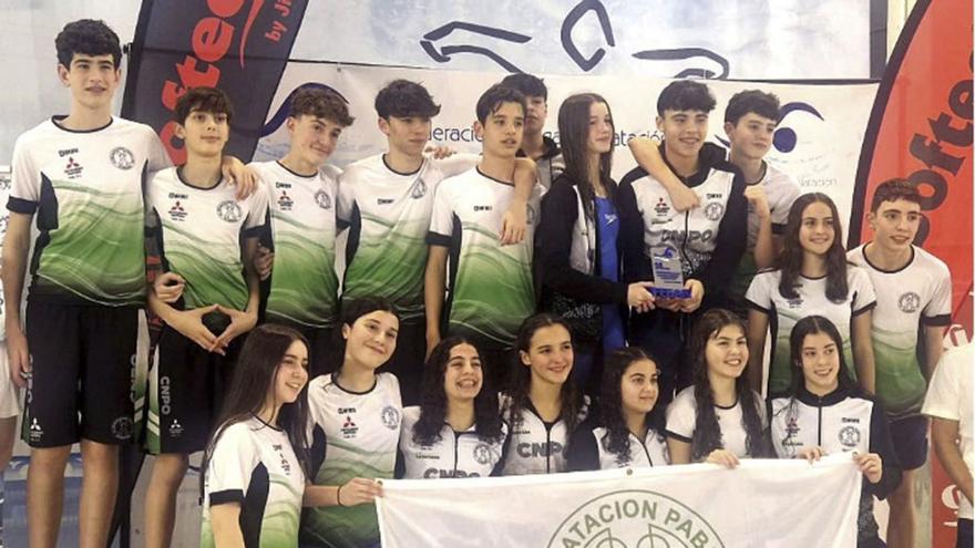 El equipo del Pabellón Ourense, en el podio tras el torneo celebrado en Pontevedra | CN Pabellón