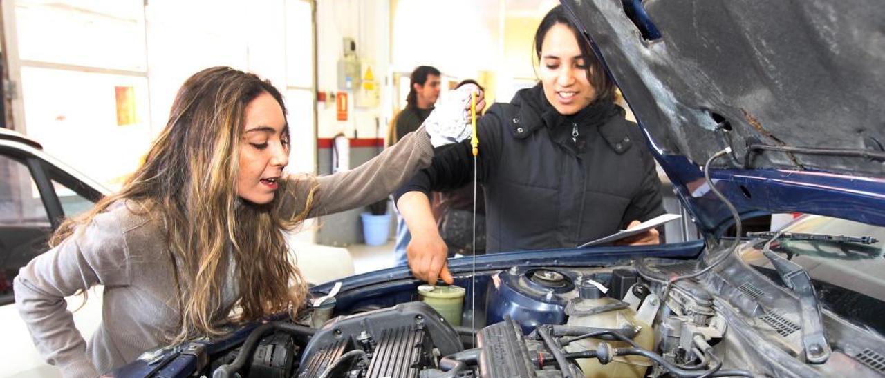 Alumnas de mecánica del automóvil, en una imagen de archivo.