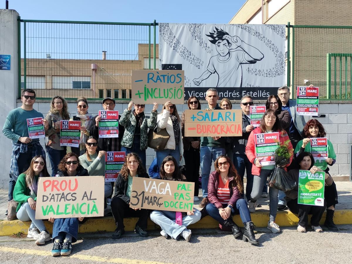 Concentració a l'IES Vicent Andrés Estellés de Burjassot.