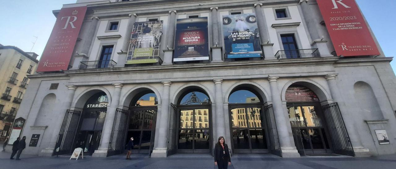 La ingeniera zamorana Nuria Gallego, a las puertas del Teatro Real.