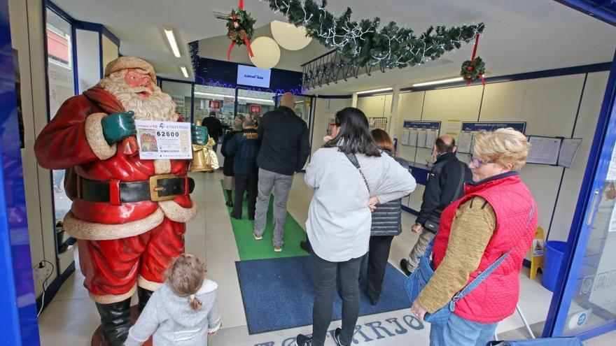 Venta de Lotería de Navidad en una administracón de Vigo // Marta G. Brea