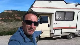 Así vive Nelo Fernández (55 años) con 650 euros al mes en un autocaravana de 1989: "Soy feliz porque no estoy pagando un alquiler todos los meses"