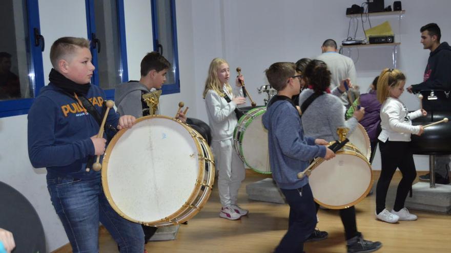 Los jóvenes aprenden a tocar el tambor en las aulas durante dos días a la semana.