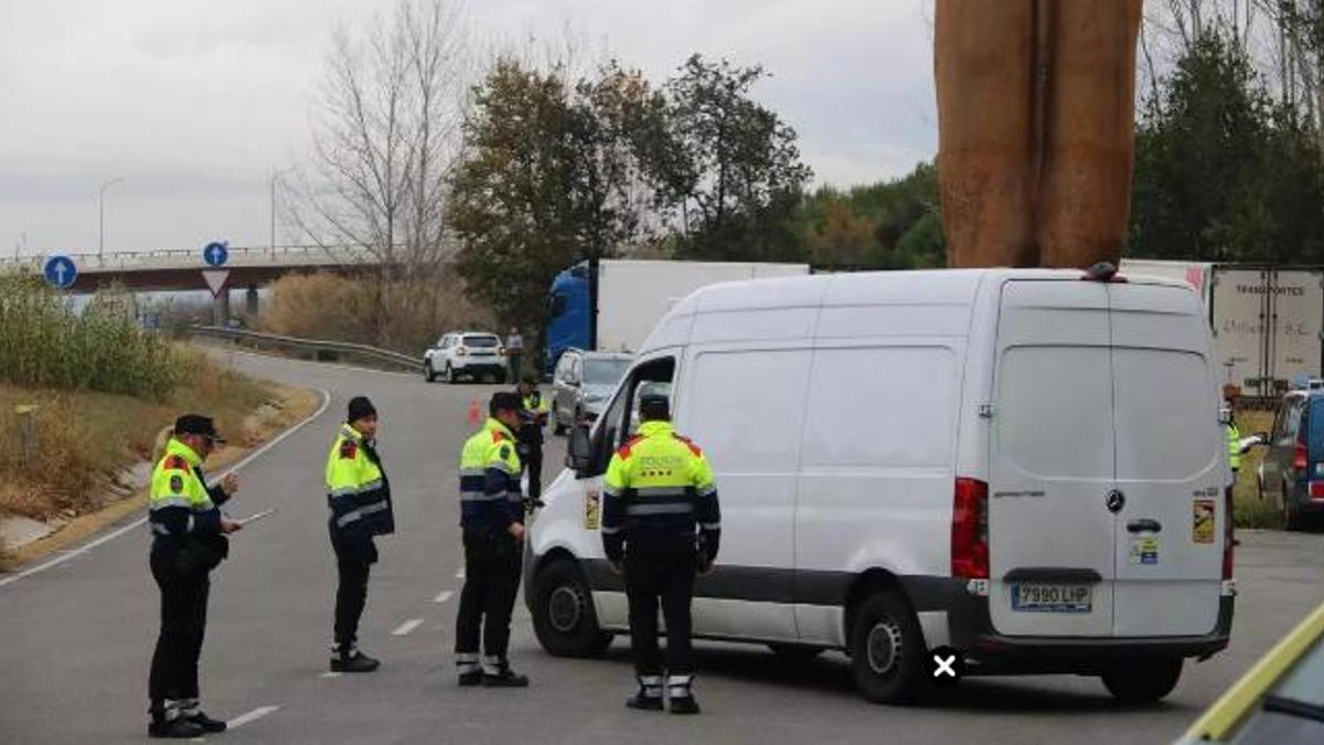 Una furgoneta aturada a l'àrea de servei on els Mossos tenen el dispositiu.