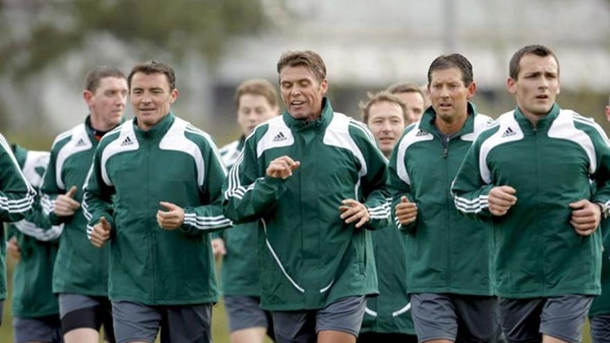 Los árbitros de la Eurocopa -entre ellos Mejuto González (2º dcha.)-, ayer en un entrenamiento en Suiza.