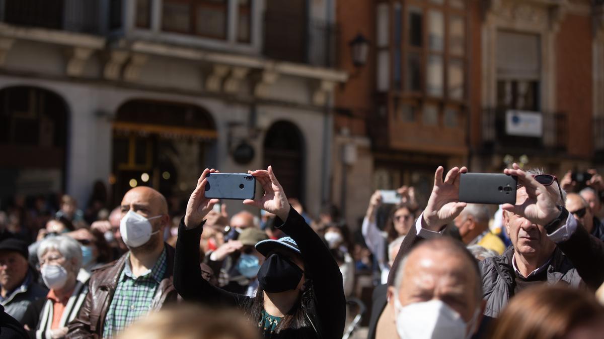 Espectadores viendo procesiones en Semana Santa