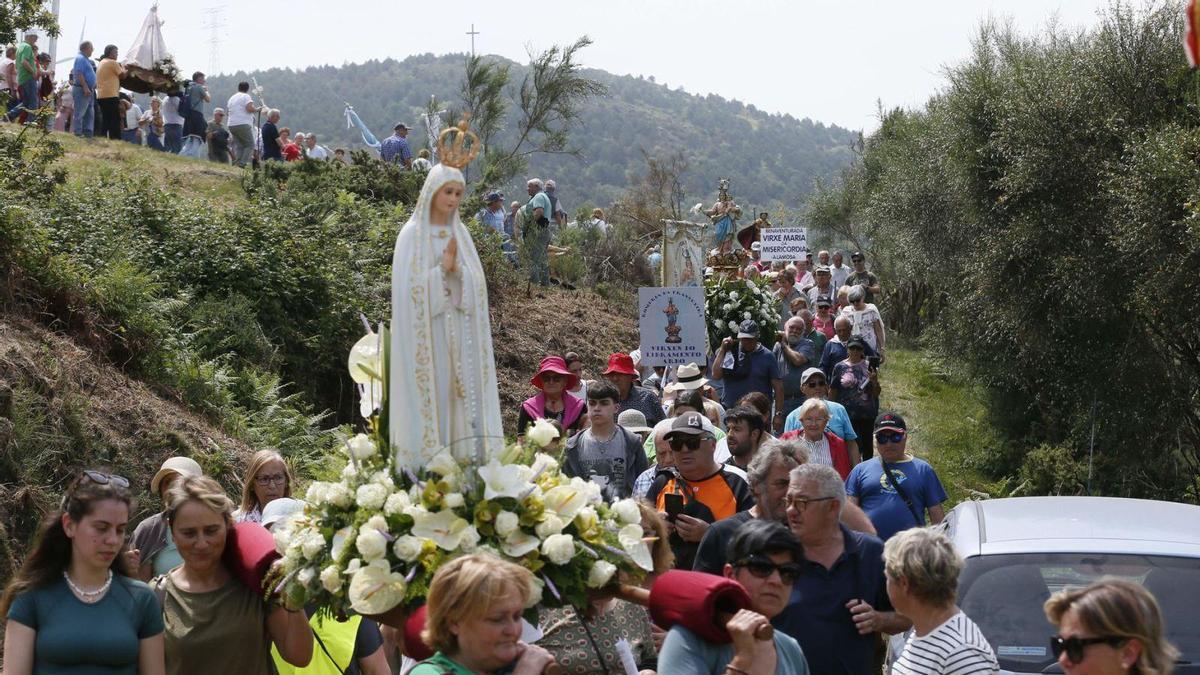 Las imágenes en procesión, ayer.