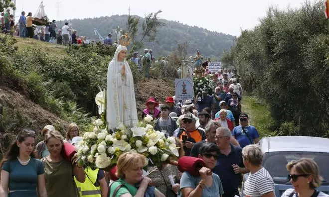 A Franqueira reúne a las vírgenes del sur de la provincia en la romería de As Pascuillas