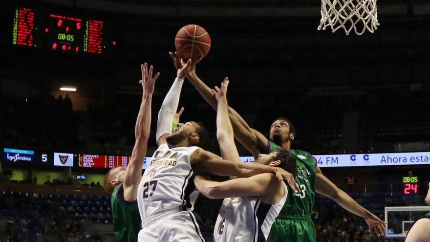 Sadiel Rojas, ayer, lucha por un rebote ante varios jugadores del Unicaja Málaga.