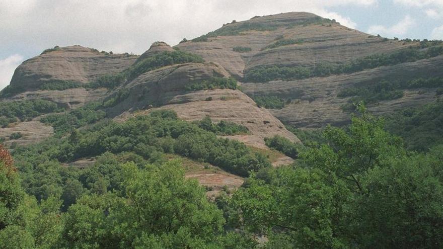 El Montcau, un dels punts emblemàtics del parc de Sant Llorenç del Munt, vist des de Mura