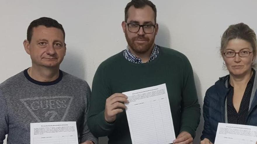 Imagen de los tres portavoces de los grupos de la oposición de Dolores con los pliegos de firmas