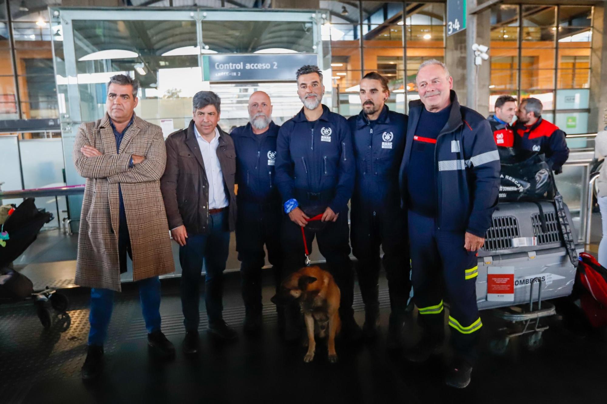 Familia y compañeros reciben con aplausos a los bomberos desplegados en Turquía