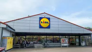Largas filas en Lidl para hacerse con la aspiradora cuadrada que cabe en una mano y deja bordes de ventanas, mesas y suelos, nuevos: despídete de frotar