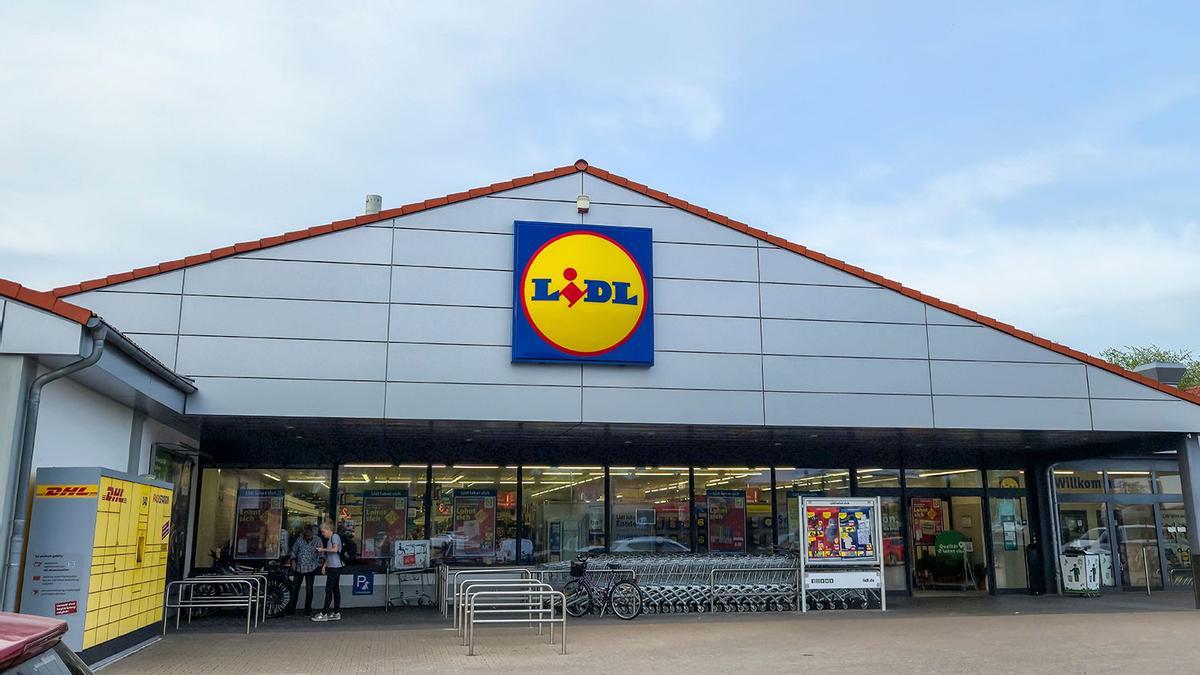 Largas filas en Lidl para hacerse con la aspiradora cuadrada que cabe en una mano y deja bordes de ventanas, mesas y suelos, nuevos: despídete de frotar