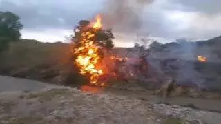 Vídeo | Un vecino de Ricla quema dos coches, clava una señal en otro y quema un paraje