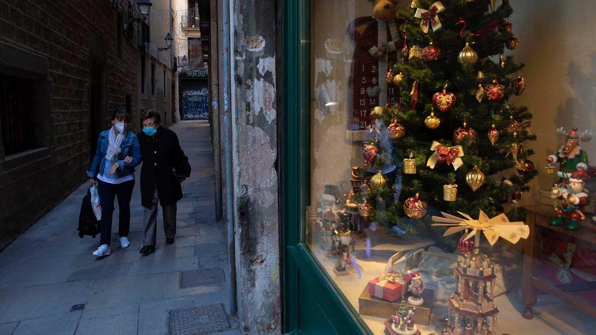 El Gobierno propone limitar a seis personas las reuniones en Navidad. En la foto, ambiente navideño en una calle del barrio Gòtic de Barcelona.