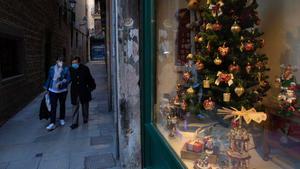 El Gobierno propone limitar a seis personas las reuniones en Navidad. En la foto, ambiente navideño en una calle del barrio Gòtic de Barcelona.