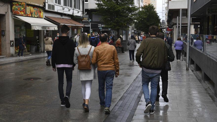 Una familia camina por la calle Barcelona. |  Víctor Echave