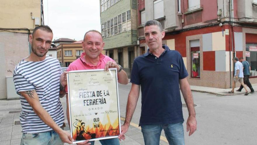 Emilio García, Sindulfo Díaz y Tino Menéndez, ayer, con el cartel del festejo.