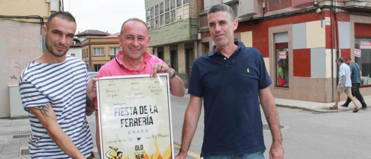 Emilio García, Sindulfo Díaz y Tino Menéndez, ayer, con el cartel del festejo.