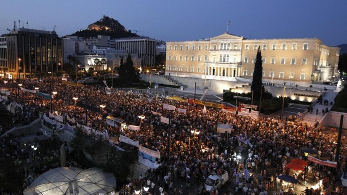 Miles de manifestantes ante el Parlamento griego.