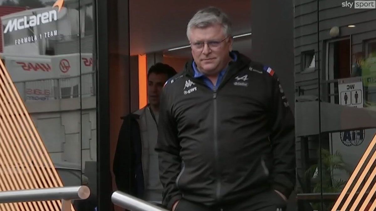 Otmar Szafnauer, director de Alpine, saliendo de las instalaciones de McLaren en Spa
