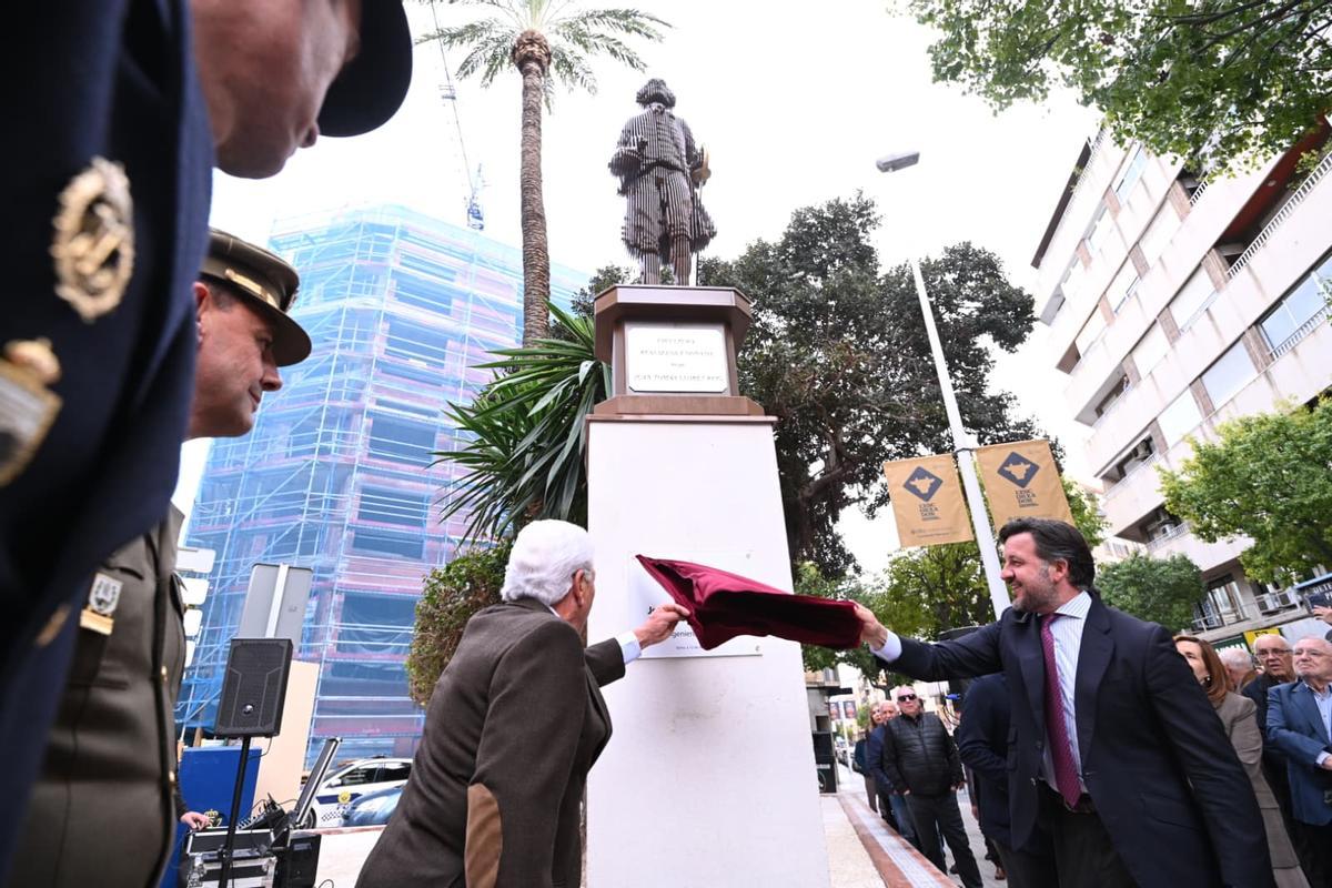 Un momento en el que se descubre la placa en honor al científico y marino