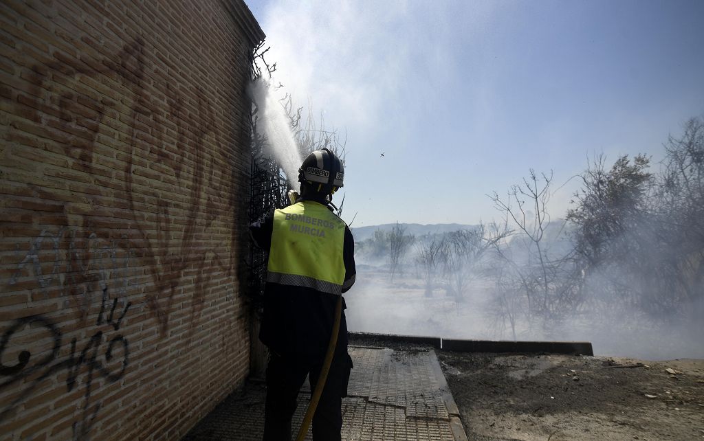 Las imágenes del incendio que ha obligado a desalojar un convento en Guadalupe