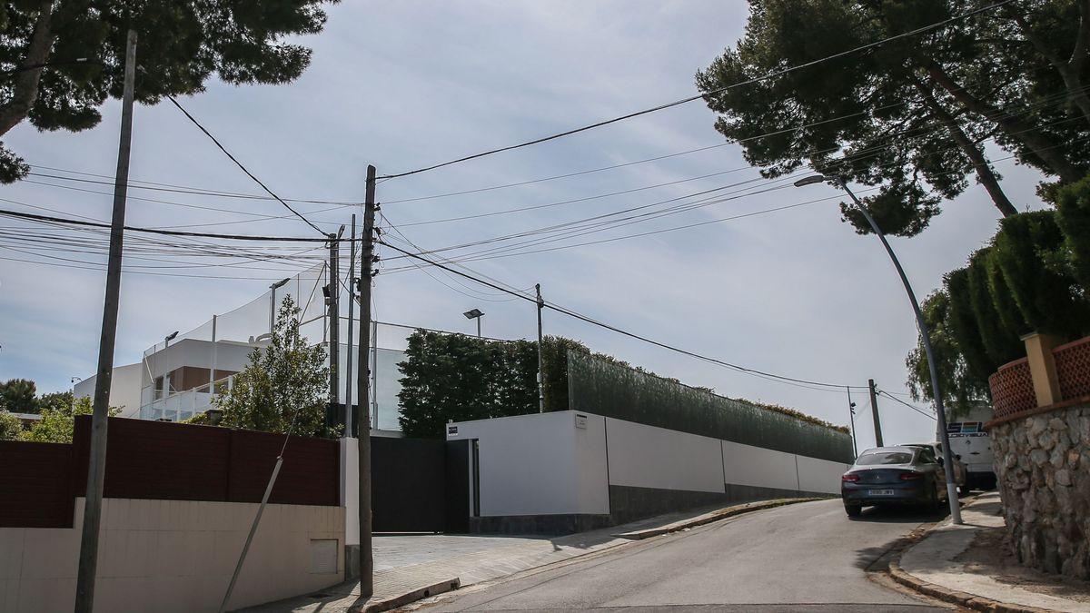 Entrada a la vivienda de Messi, en Castelldefels.