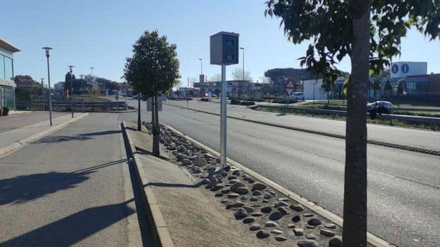 Intenten serrar amb una radial un dels radars fixos de Mont-ras