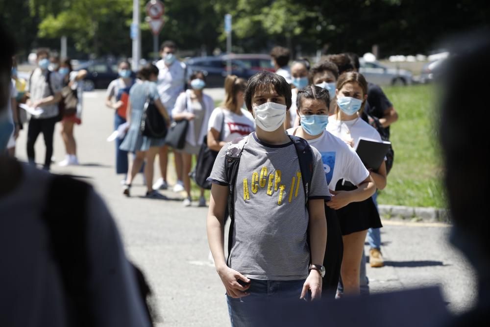 Primer día de la EBAU con mascarilla en Asturias