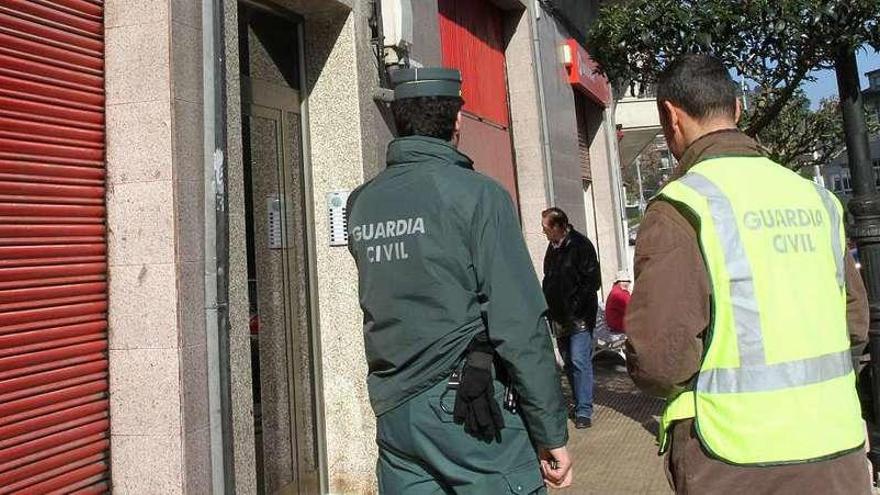 La Guardia Civil, durante el registro al concesionario taller del presunto cabecilla, en 2011. // Iñaki Osorio