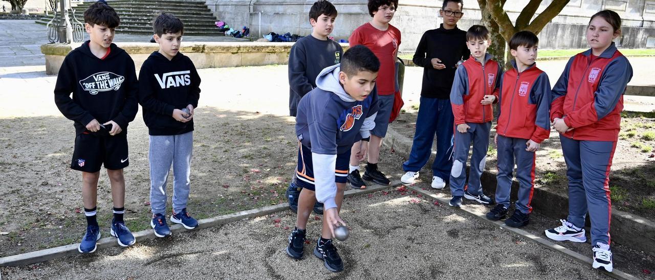 ACTIVIDADES CON ALUMNOS DE LOS COLEGIOS FROEBEL Y SAN JOSE EN LOS CAMPOS DE PETANCA DE LA ALAMEDA