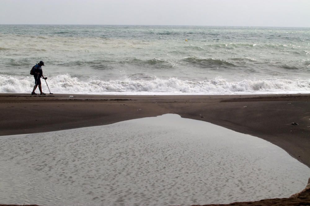 En las playas que hace apenas tres días acogían a numerosas personas tomando el sol e incluso bañándose, el temporal asociado a la borrasca las ha dejado desiertas.