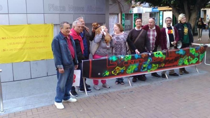 Protesta contra el acuario en la Plaza Nueva