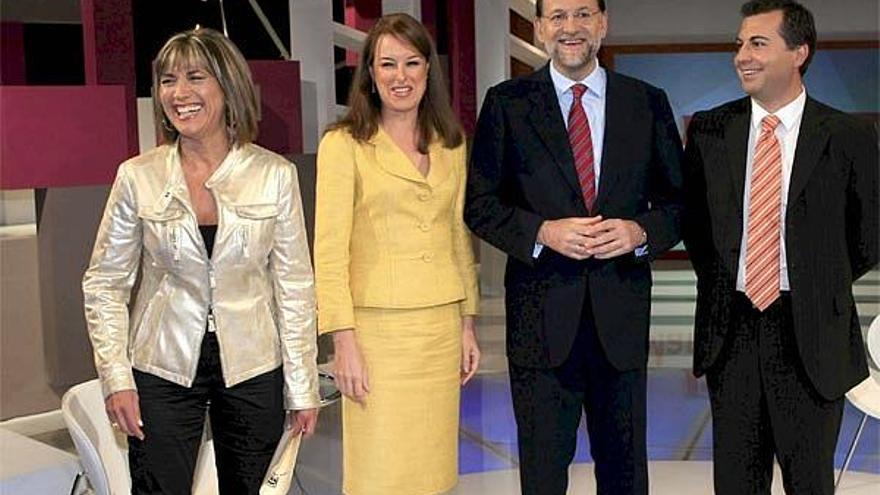 Mariano Rajoy, junto a Julia Otero, Gloria Lomana, directora de informativos de Antena 3, y Carlos Alsina.