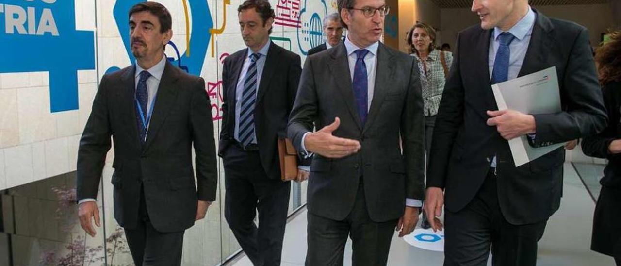 El director de PSA-Vigo, Yann Martin (d.), con Feijóo, en la primera jornada del &quot;Foro Industria 4.0&quot;, ayer.