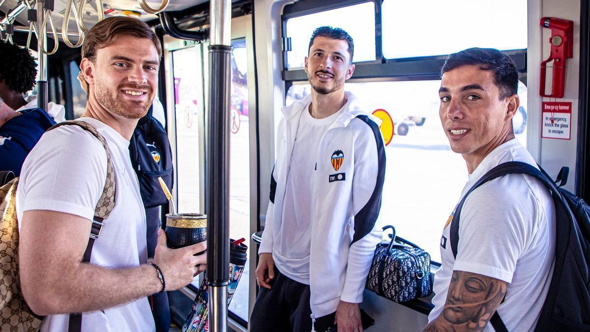 Lucas Beltrán ha vuelto a poder viajar con el equipo. Los tres argentinos, juntos, en el desplazamiento a Oviedo de esta tarde