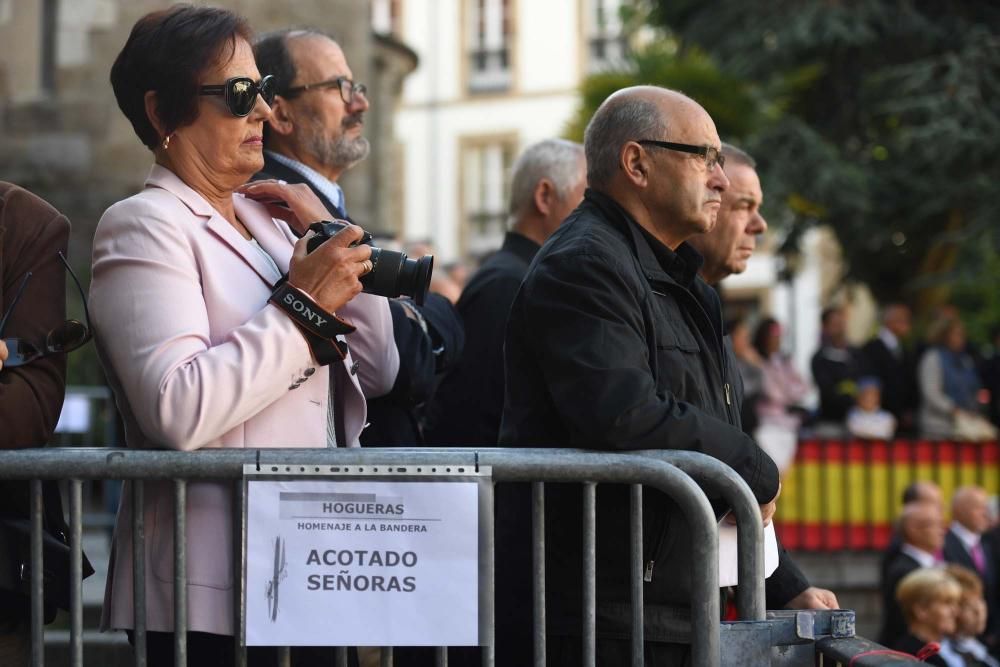 Homenaje a la bandera de la Asociación de Meigas de las Hogueras de San Juan