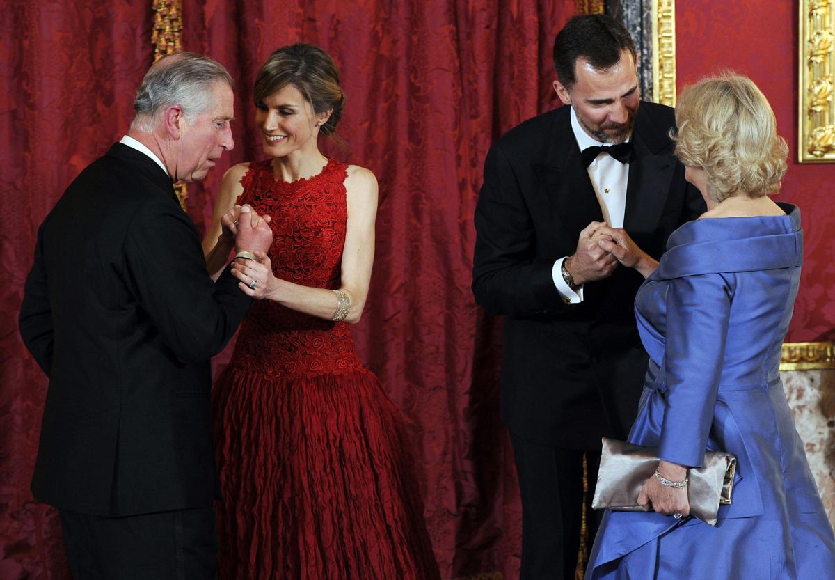 Príncipe Carlos de Inglaterra. El príncipe heredero Felipe y su esposa, la princesa Letizia, saludan al príncipe Carlos y a su esposa Camila, duquesa de Cornualles, antes de una cena de gala en el Palacio Real de Madrid. 2011