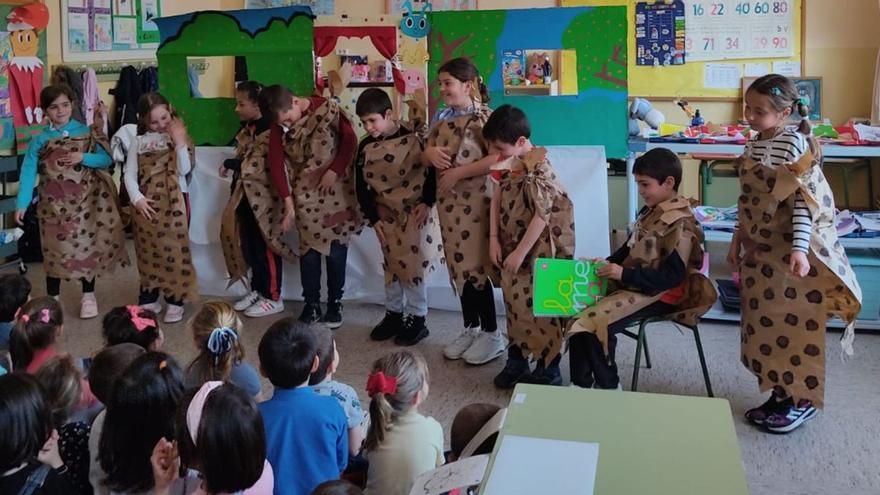 Escolinos del colexu de Sotu’l Barcu, nuna recreación como homes y muyeres de la Prehistoria.