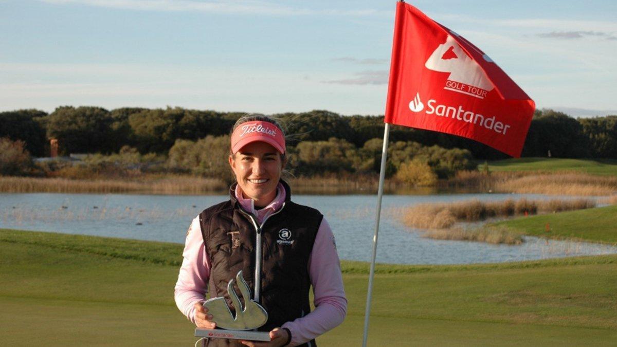 Luna Sobrón, con el trofeo de campeona