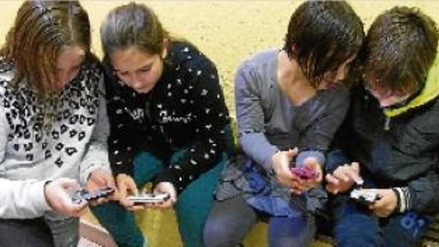 Girona prohibeix l&#039;ús del telèfon mòbil als alumnes dins dels recintes escolars