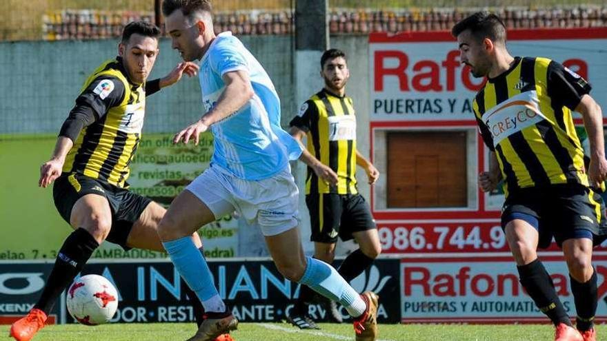 Hugo Pintos en una acción con la camiseta del Vilalonga la temporada pasada. // Iñaki Abella