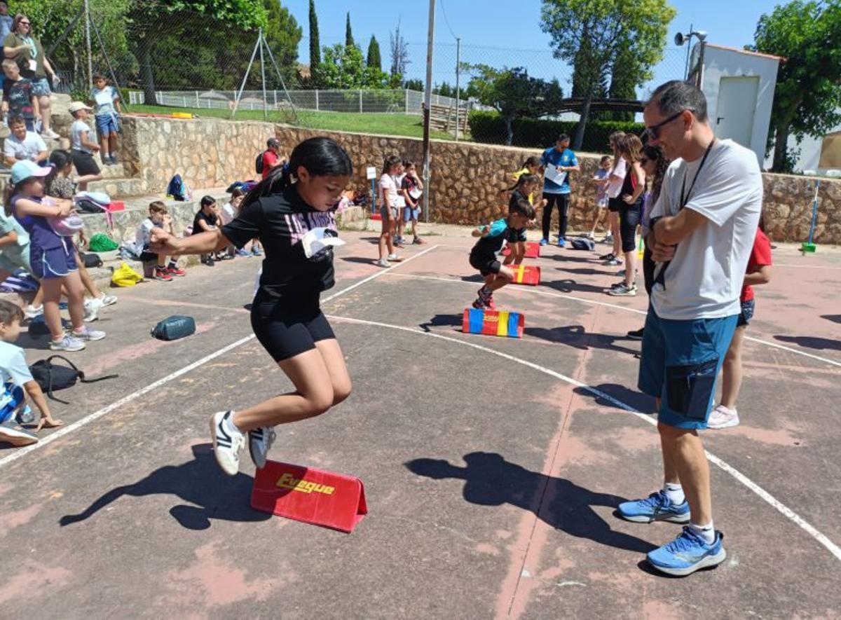 Los escolares realizaron pruebas de salto. | SERVICIO ESPECIAL