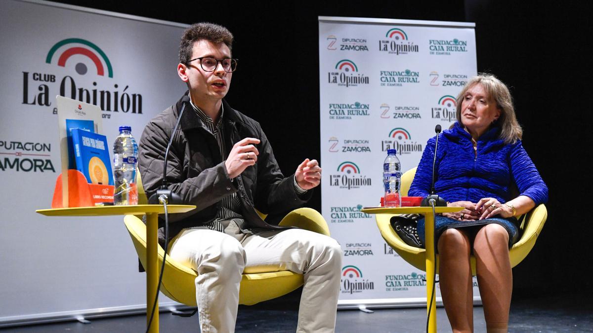 Tomás Gestoso y Carmen Ferreras en la presentación del libro "Ciencia para cuñados".