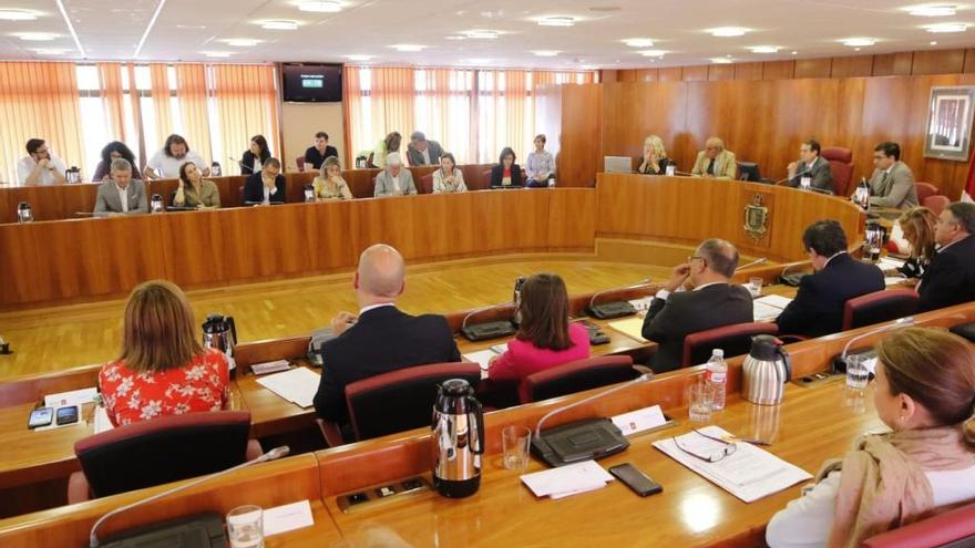 Primer pleno municipal de la nueva corporación de Vigo. // A. Villar