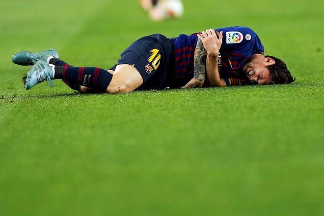 Las imágenes de la lesión de Leo Messi en el Camp Nou ante el Sevilla