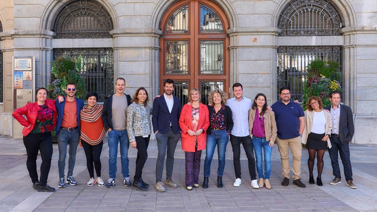 Els primers quinze de la llista d'Esquerra als peus de l'Ajunatment d'Igualada